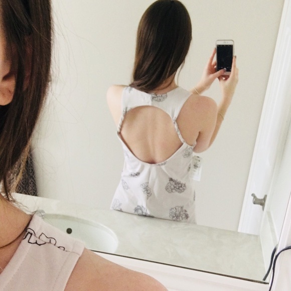 Pink floral patterned dress with open back. - Picture 4 of 4